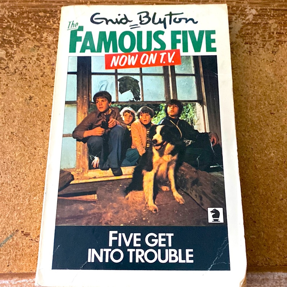 FAMOUS FIVE-Five get into trouble-8th in a series of 21!